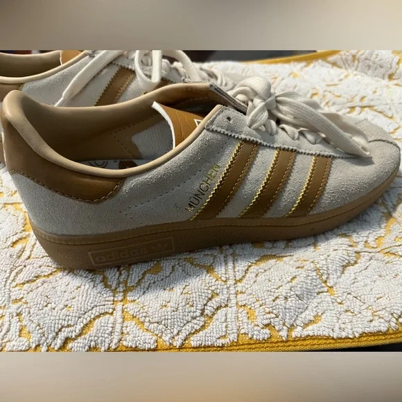 Adidas Originals Men’s 6 Munchen
Cream Faux Leather White Mesa Sneakers
AGY7399 - Picture 8 of 9